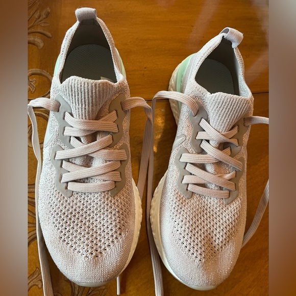 Women’s Nike Epic React Flyknit 2 teal/mint running shoe. Size 7 - Picture 2 of 8